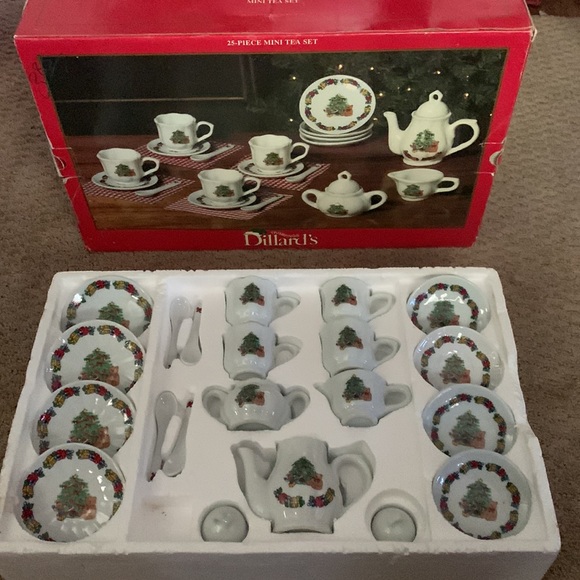 Dillard’s Other - Christmas mini tea set